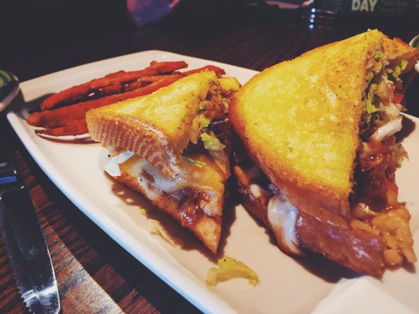 clubhouse grill with sweet potato fries at applebee's